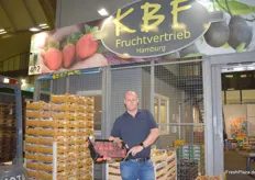 Ein- und Verkäufer Mirko Fränk von der KBF Fruchtvertrieb Hamburg GmbH & Co. KG mit einer Kiste Aprikosen der spanischen Marke FruitesFont.